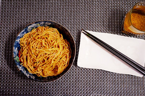 醤油を添えた緑色の油っこい麺の実習8