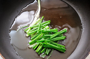 醤油を添えた緑色の油性麺には、みんなの心に緑色の油が入っています 顔は古典的なクイックワーカー3の実践的尺度です。 