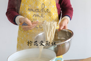 Green oily noodles served with soy sauce says: Always having a bowl of side is simple delicious practice measure 16