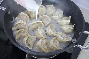 Ice spends decoct dumpling Fried Pork&The practice measure of Lotus Root Dumplings 13