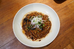 醤油4を添えた緑色の油性麺の実践測定