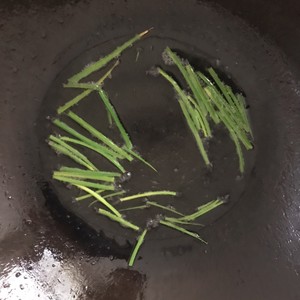 Green oily noodles served with soy sauce (quick worker delicious) practice measure 2