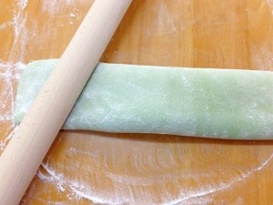 繊細なハンドロールのほうれん草の顔、ほとんどの練習が大好き 家族の測定9 