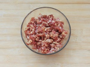 家族の日常生活のひき肉の醤油を添えた麺の実習尺度1  