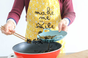 醤油を添えた緑色の油性麺は、常にサイドボウルを用意することは簡単な美味しい練習方法です 11 