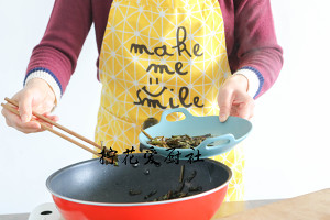 Green oily noodles served with soy sauce says: Always having a bowl of side is simple delicious practice measure 11