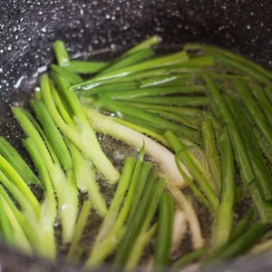 The practice measure that exceeds sweet green oily noodles served with soy sauce 1