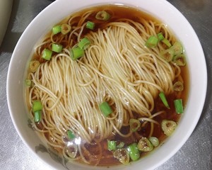 シンプルなソースの麺のボウル3の練習尺度