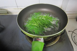 クイックワーカーの朝食、醤油を添えた緑色の油っこい麺の練習法3