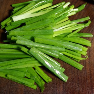 醤油を添えた緑色の油性麺の実務的尺度2