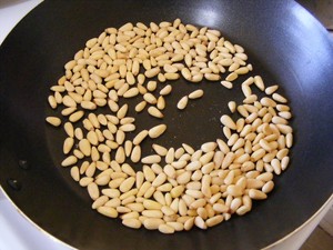 The green Italy that slap sb in the face does not put face (side of green sauce meaning)----Spinach basil pine nut mixes the practice measure of meaning side 2