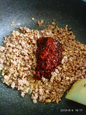 インコーポラルソースの炒め方〜揚げ豆ソース6の顔の肉