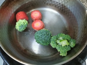 Complementary the practice measure that feeds flesh of vegetable of hamburger of 1+ darling vegetable to be inside 1