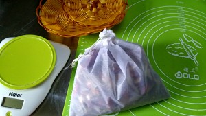 古いTongが肉を通過させて蒸しパン21を置く練習方法