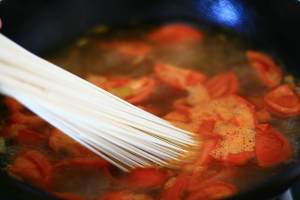 スープで麺を温めるトマト-古典的で無限の愛の実践尺度4