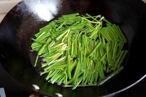 The practice measure of green oily noodles served with soy sauce 3