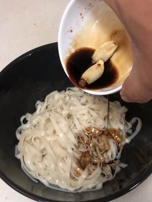 The practice measure of oily noodles served with soy sauce of quick worker green 4