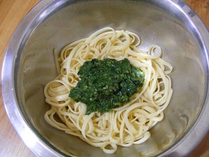 The green Italy that slap sb in the face does not put face (side of green sauce meaning)----Spinach basil pine nut mixes the practice measure of meaning side 5