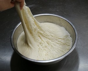 The practice measure that old range knife cuts a steamed bread 5