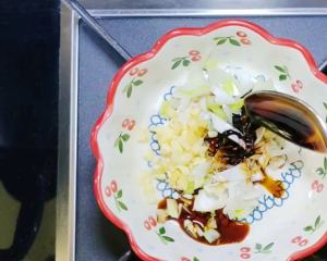 The practice measure of acerbity acerbity hot hot noodles served with soy sauce 3