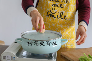 Green oily noodles served with soy sauce says: Always having a bowl of side is simple delicious practice measure 14