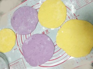 The practice measure of steamed sponge cake of double color of violet potato pumpkin 4