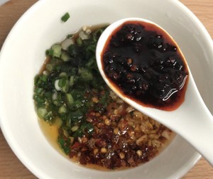Mr。  Huang Lei段落6と同じ醤油を添えた麺の練習尺度 