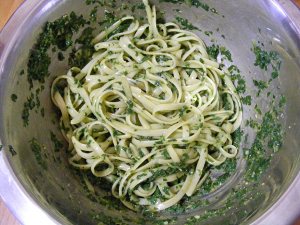 The green Italy that slap sb in the face does not put face (side of green sauce meaning)----Spinach basil pine nut mixes the practice measure of meaning side 6