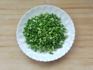 家族の日常生活のひき肉の醤油を添えた麺の実習量3  