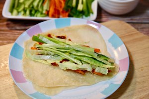 Thin pancake coils vegetable (spring pancake of bake in a pan) practice measure 10
