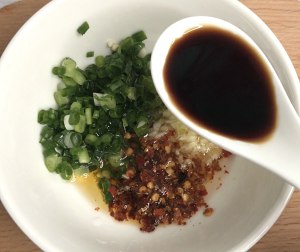 Mr。  Huang Lei段落3と同じ醤油を添えた麺の実習尺度 