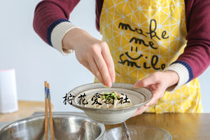 醤油添えの緑の油性麺 常に横に並んでいるのは、シンプルなおいしい練習法18 