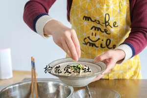 Green oily noodles served with soy sauce says: Always having a bowl of side is simple delicious practice measure 18