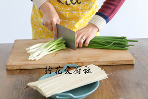 Green oily noodles served with soy sauce says: Always having a bowl of side is simple delicious practice measure 6