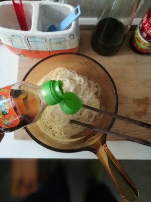 The practice measure of oily noodles served with soy sauce of green of young quick worker 6