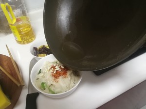 Imprinting the practice measure that the onion egg oil of vanward dad spills a knife to cut an area 5