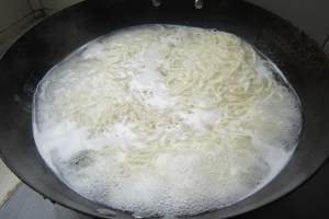 Quick worker breakfast, the practice measure of green oily noodles served with soy sauce 9