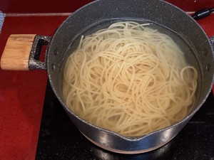 PASTAイタリアの∣のオフィスワーカーのドードラーは、共通の機能を備えた物事のグループに直面します。 必要なクックブックの2 