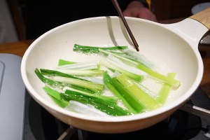 醤油2を添えた緑色の油性麺の実習尺度