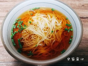 温かいボウルを決めるシンプルなソースで麺を作る5分間の練習移動 