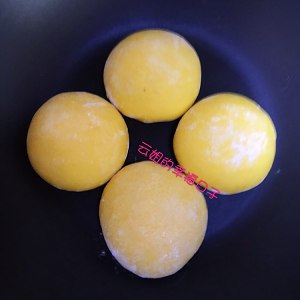 気になる甘いカボチャの顔のペストリーの練習尺度11