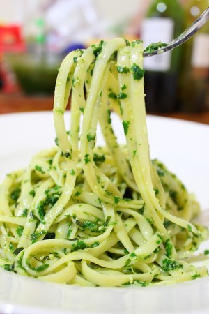 顔にsbをたたく緑のイタリアは、顔を入れません（グリーンソースの意味の側面）  ----ほうれん草のバジルの松の実は、意味の側面8 