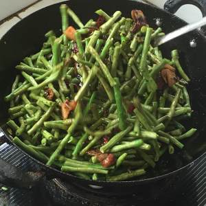 からの受け継がれた豆の役割の遅い火の上に覆われた鍋で沸騰の顔 家族の古い世代（顔を蒸発させる）は3つのボウルを食べます！練習対策9 