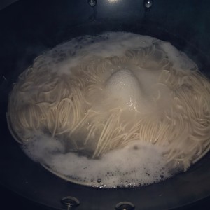 失敗したニンニクの麺、 デリケートなcateが最も簡単な調理方法を採用することが多い練習方法1 