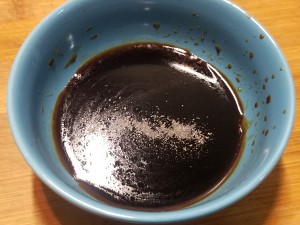 甘い緑の油っぽい麺の黄色いレイが醤油を添えて四角い練習法3