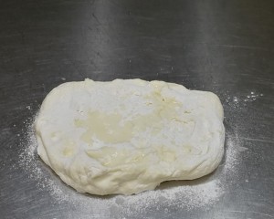 The practice measure that old range knife cuts a steamed bread 6