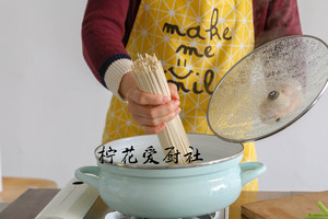 Green oily noodles served with soy sauce says: Always having a bowl of side is simple delicious practice measure 15