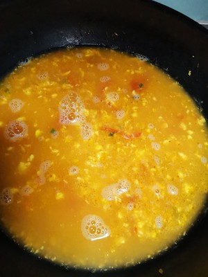 トマトの卵の顔の中心部にある結び目のスープの練習尺度7