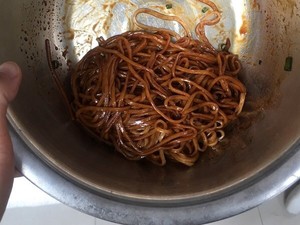 元々醤油を添えた緑色の油性麺に上海が役立つ練習の動き5