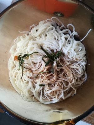 The practice measure of oily noodles served with soy sauce of green of young quick worker 7